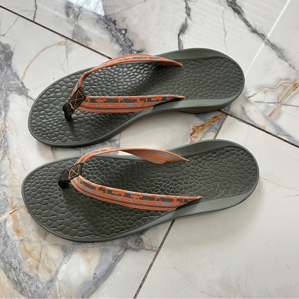Chaco Green and Orange Flip Flop Sandals Women’s 11 estimate- check measurements